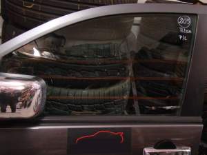 NISSAN TITAN 5,6 LE SZYBA BOCZNA DRZWI PRZÓD R/L