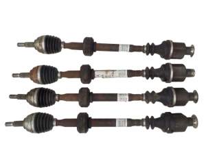 PÓŁOŚ PRAWA DACIA SANDERO 1.4 1.6