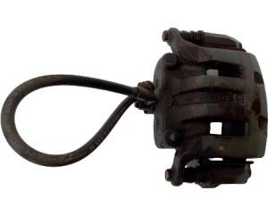 ZACISK HAMULCOWY LEWY PRZÓD NISSAN NAVARA D22 II