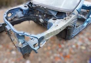 ĆWIARTKA PODŁUŻNICA LEWA PRZÓD NISSAN PRIMERA P12