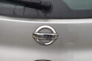 ZNACZEK EMBLEMAT KLAPY BAGAŻNIKA NISSAN MICRA K12