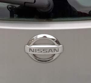 ZNACZEK EMBLEMAT KLAPY BAGAŻNIKA NISSAN MICRA K12