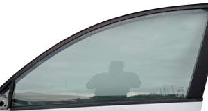 SZYBA BOCZNA DRZWI LEWA PRZÓD NISSAN PRIMERA P12