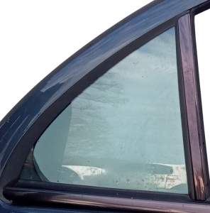 SZYBA DRZWI MAŁA PRAWA TYŁ TRÓJKĄT MERCEDES C KLASA W203 SEDAN