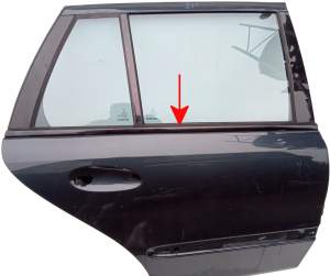 LISTWA ZGARNIAJĄCA DRZWI PRAWA TYLNA MERCEDES E W211 KOMBI