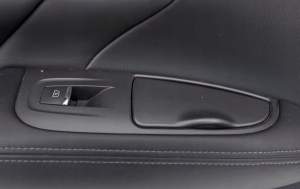 PRZYCISK SZYBY POPIELNICZKA LEWA TYŁ INFINITI Q70 M30d M35 M37 M56