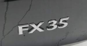 EMBLEMAT NAPIS "FX45" KLAPY BAGAŻNIKA INFINITI FX35 FX45
