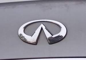 EMBLEMAT LOGO INFINITI Q70 M30d M35 M37 M56 PRZED LIFT