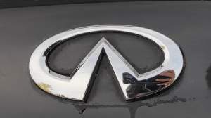 EMBLEMAT LOGO W KLAPĘ TYŁ INFINITI Q70 M30d M35 M37 M56 10-13 PRZED LIFT