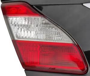 LAMPA LEWA TYŁ W KLAPĘ INFINITI Q70 M30d M35 M37 M56 10-13 PRZED LIFT