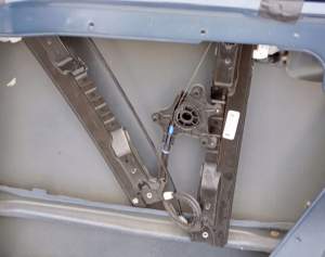 MECHANIZM PODNOŚNIKA SZYBY LEWY TYŁ VOLKSWAGEN ROUTAN