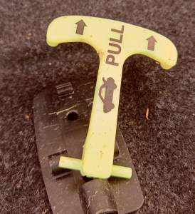 RĄCZKA DŹWIGNIA CIĘGNO AWARYJNEGO OTWIERANIA KLAPY NISSAN ALTIMA IV 4 L32