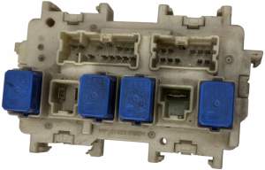 SKRZYNKA BEZPIECZNIKÓW POD DESKĘ NISSAN MURANO Z51