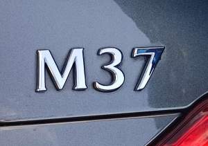 EMBLEMAT ZNACZEK NAPIS INFINITI Q70 M30d M35 M37 M56 PRZED LIFT 2010-2013