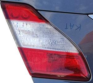 LAMPA W KLAPĘ LEWA TYŁ INFINITI Q70 M30d M35 M37 M56 PRZED LIFT 2010-2013