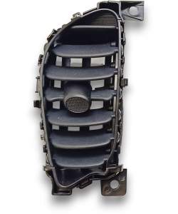 KRATKA NAWIEWU WENTYLACJI KONSOLI ŚRODKOWEJ LEWA NISSAN JUKE I F15 LIFT