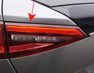 LAMPA W KLAPĘ BAGAŻNIKA LEWA TYŁ TYLNA UK INFINITI Q30