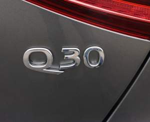 EMBLEMAT NAPIS INFINITI Q30