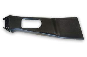 OSŁONA SŁUPKA ŚRODKOWEGO PRAWA INFINITI Q30 QX30 A1566900825