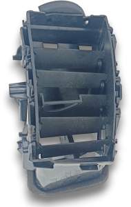 KRATKA WENTYLACYJNA DESKI PRAWA INFINITI G37 Q60 2014-2015 68760JK00A