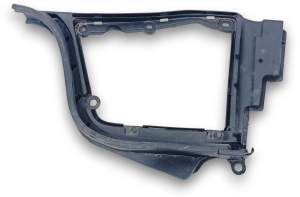 RAMKA OSŁONY PODSZYBIA LEWA INFINITI G37 COUPE Q60 2014-2015 64895JL00A