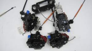 ZAMEK DRZWI PRZÓD AUDI A8 D3