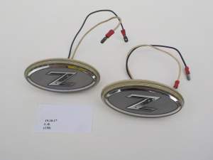 KIERUNKOWSKAZ Z EMBLEMATEM NISSAN 350Z ORYGINAŁ